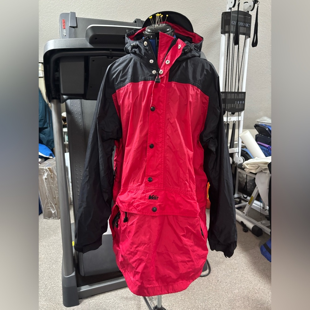 REI Elements Men’s CL wind/raincoat with hood, half zip, red/black